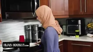 مراهقة ترتدي الحجاب تبتلع قضيبًا ضخمًا ثم تُضاجع بعنف