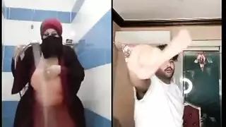 إباحية عربية: مؤخرة ضخمة تتعرض للجماع بقوة في الحمام