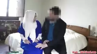 مدربة عربية مثيرة تأخذ قضيبًا كبيرًا في شريط جنسي صريح