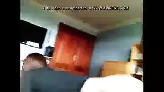 مراهقة صغيرة تُهيمن عليها قضيب أسمر في مكانه