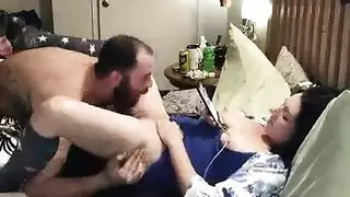 يمارس العادة تدخل عليه امه