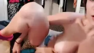 يمارسان احلى سكس يمد يده في كسها لعب