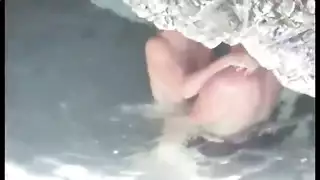 شاب أجنبي يقدم مضاجعة قوية في بقعة خفية على شاطئ البحر