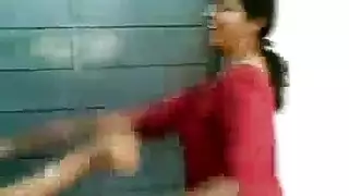 بنات عاهرتان يشاركن في جنس ثلاثي صريح في غرفة فندق