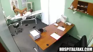 جلسة سكس في العيادة: الطبيب يعطي المريضة علاج xxx قاسي