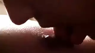 فتاة آثمة تنكح مهبلها بقوة في فيلم جنسي صريح