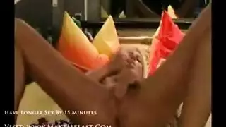 مغنية تستمني فرجها المبلل حتى النشوة