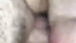 عاهرة مراهقة تأخذ عدة قضبان شرطية في حلقها