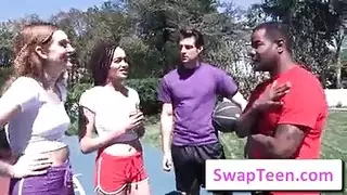 مايا بيجو المتعثرة ماليًا تظهر مؤخرتها وتأخذ قضيبًا