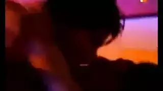 شقراء تظهر فرجها الوردي وتستخدم هزازًا