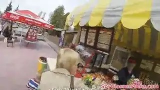 بنات مراهقات معا عجوز