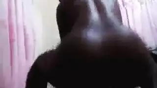 زبونة ممتلئة الجسم تفتح ساقيها لعضو مدلكها الغليظ على الطاولة