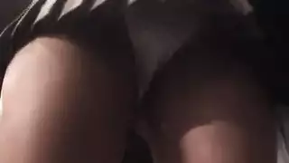 فتاة مثيرة تركب بقوة في مشهد ساخر إكس إكس إكس
