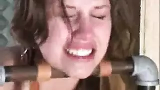 دموع على المنصة: بيعت وتعرضت لجنس جماعي من المشترين