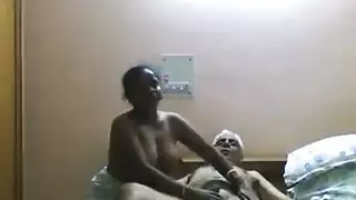 ثلاثي مخنث: فم ومهبل يستخدمان بقسوة