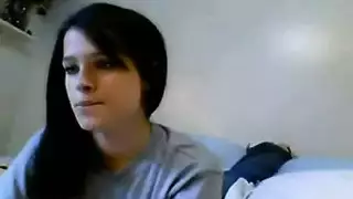 الجميلة سمراء الشعر تخدم الرجل في كل وضعية يريدها