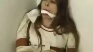 كرة التكميم، الحبال المشدودة، والقضيب الكبير يشبعون عاهرة الربط السمراء