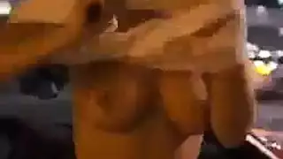 عاهرة كاميرة بملابس داخلية دانتيل تثار وتستمني