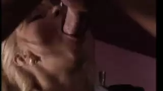 فتاة الفندق الإيطالية تجعل العميل منتصباً وتمارس الجنس معه بوضعية الكلب