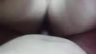 امرأة ناضجة عاهرة تستمتع بقضيب صغير يضرب مهبلها