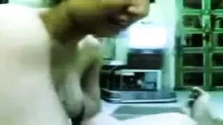 جميلة عراقية تمص وتضاجع رجلها في مشهد حمام جامح