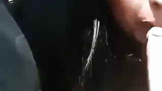 شرموطة جزائرية ترضع الزب في المقعد الخلفي لسيارة