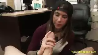 ميلف فرنسية مفلسة تأخذ قضيبًا بين الأعراق