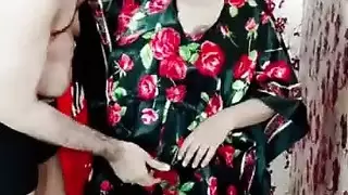 أعلم خالتي درسًا نيك عائلي وقح