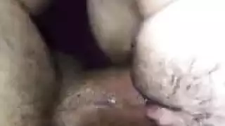 تحدي بيلا: قضيبان كبيران في حلقها ومهبلها بعمق