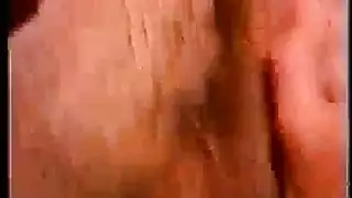 يتم استفزاز حلمتي الجدة وصفع مؤخرتها في هذا الفيديو الإباحي