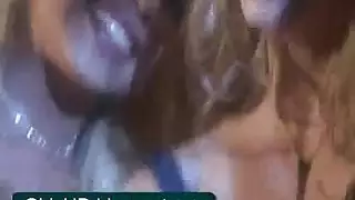 فتاة شقراء مذهلة تمص بطيء وحسي للقضيب مقابل المال