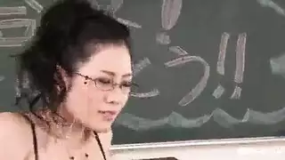 المعلمة تطردني من الفصل وينيكها ابي