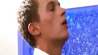 مختلس النظر يصور جلسة جنسية صريحة لثلاث عاهرات مرتديات النايلون