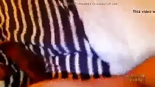 لقاء ثلاثي عنيف لمراهقات: مص مزدوج وجماع