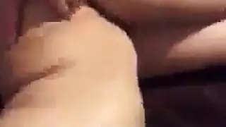 جميلة يائسة بالكعب تختنق بقضيب ضخم