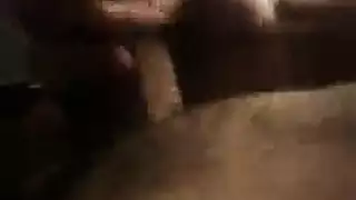 ملكة الحلق العميق تأخذ قضيبًا أسودًا سميكًا في مهبلها الضيق