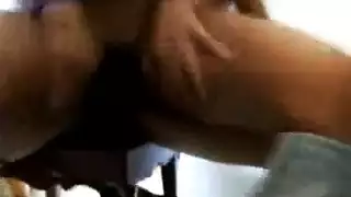 استعراضية مراهقة علنية: تلعب بحلمتيها الصلبة للكاميرا