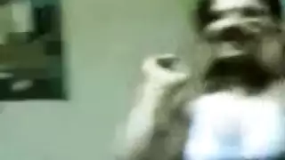 بوس شفايف بنت جارته صغيره عسلام مصر بتتناك وهي لابسة هدومها من شاب ام