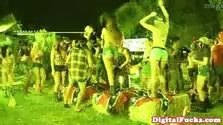 العاهرتان الجامعيتان سكايلا وتشارلي تأخذان تدليكهما إلى العلن من أجل بعض الحركات الإباحية