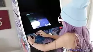 جنس فموي لآسيوية صغيرة في مركبة إكس إكس إكس