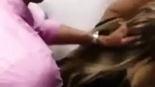 شرموطة حمام عام تسحب من شعرها وهي تمص زب غريب صلب