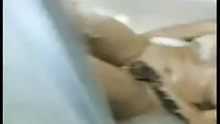 سمراء ذات فن جسدي تأخذ إصبعية مكثفة من نجم إباحي ناضج