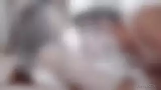 استمناء صريح: فتاة مغرية بقميص أحمر تلعب بفرجها