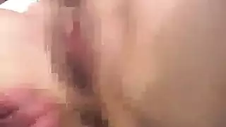 فتاة آسيوية أكبر سناً تكشف شقها الضيق وتأخذ القضيب في حلقها