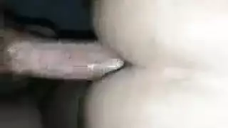 مضيفة طيران ثملة تأخذ قضيبًا كبيرًا في حمام الطائرة الضيق