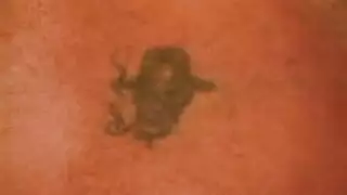 قضيبان أسودان ضخمان يغتصبان حلقها في نفس الوقت