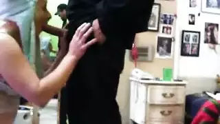 السيد المسيطر يستخدم العبد في ماراثون سكس جامح تحت الأضواء الزرقاء