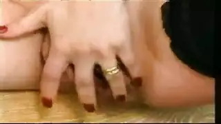 لقاء عام يتحول إلى جنس فموي عنيف