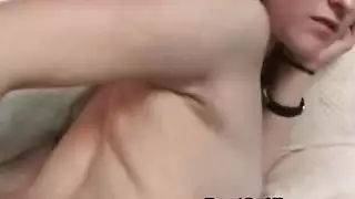 شاعر ضخم يضاجع بحمالة صدر حمراء وزرقاء في مشهد إباحي