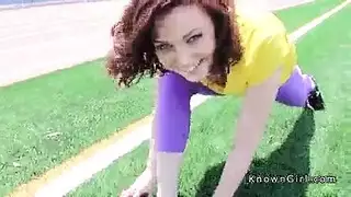 مراهق يلعب بمفرده في حمام عام